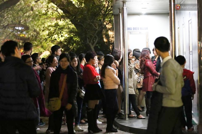 Trước thời khắc giao thừa, hàng trăm người xếp hàng chờ vào nhà vệ sinh công cộng ở Hà Nội - Ảnh 4.