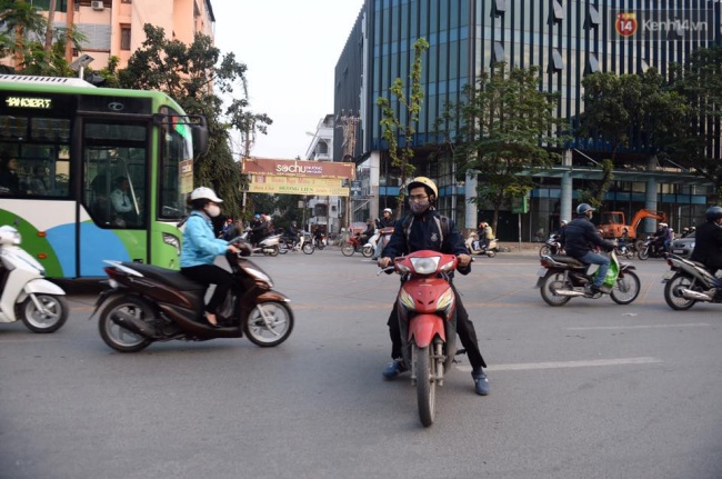 Xe bu&yacute;t nhanh BRT chật vật giờ tan tầm - Ảnh 6.