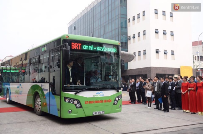 Xe buýt nhanh BRT ở Hà Nội chính thức đi vào vận hành sau thời gian thử nghiệm - Ảnh 2.