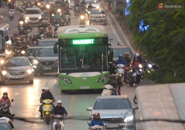 Xe buýt nhanh BRT chật vật giờ tan tầm - Ảnh 11.