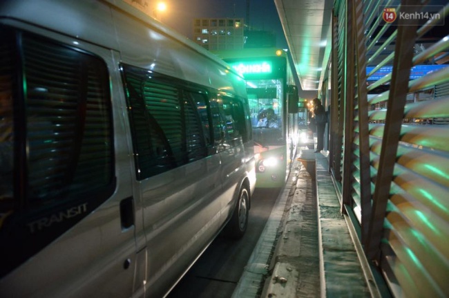 Xe bu&yacute;t nhanh BRT chật vật giờ tan tầm - Ảnh 13.