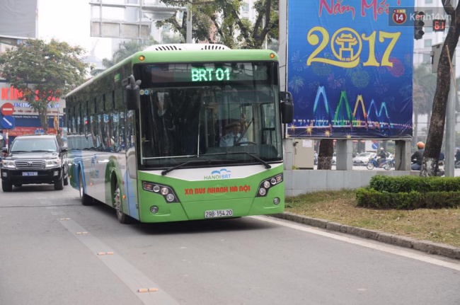 Xe buýt nhanh BRT ở Hà Nội chính thức đi vào vận hành sau thời gian thử nghiệm - Ảnh 4.