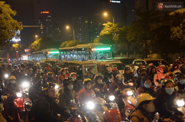 Xe bu&yacute;t nhanh BRT chật vật giờ tan tầm - Ảnh 15.