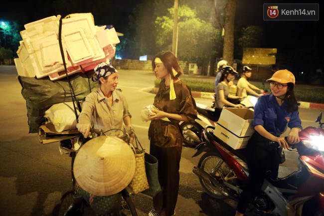 Người vô gia cư tại Hà Nội bất ngờ được nhận quà từ chị Hằng, chú Cuội - Ảnh 5.