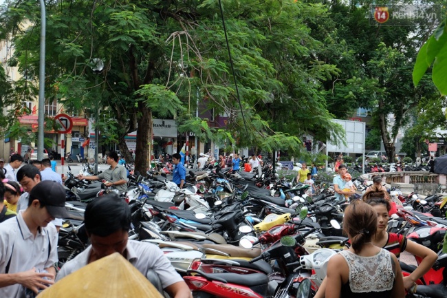 Hà Nội: Hàng ngàn người xếp hàng vào lăng viếng Bác, các điểm vui chơi chật kín người ngày 2/9 - Ảnh 16.