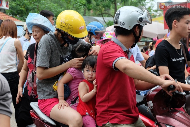 Hà Nội: Hàng ngàn người xếp hàng vào lăng viếng Bác, các điểm vui chơi chật kín người ngày 2/9 - Ảnh 6.