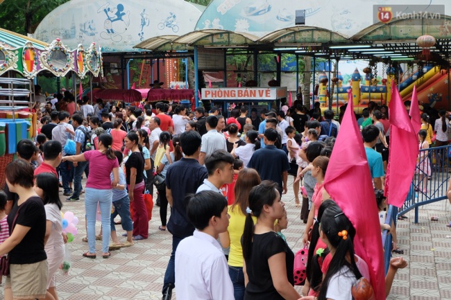 Hà Nội: Hàng ngàn người xếp hàng vào lăng viếng Bác, các điểm vui chơi chật kín người ngày 2/9 - Ảnh 7.