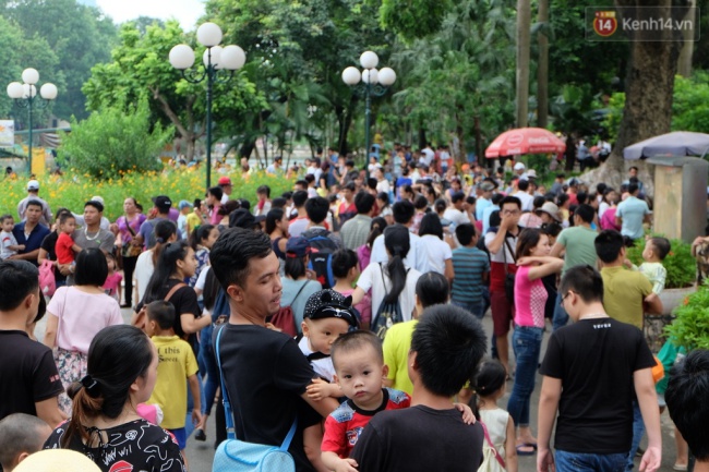 Hà Nội: Hàng ngàn người xếp hàng vào lăng viếng Bác, các điểm vui chơi chật kín người ngày 2/9 - Ảnh 8.