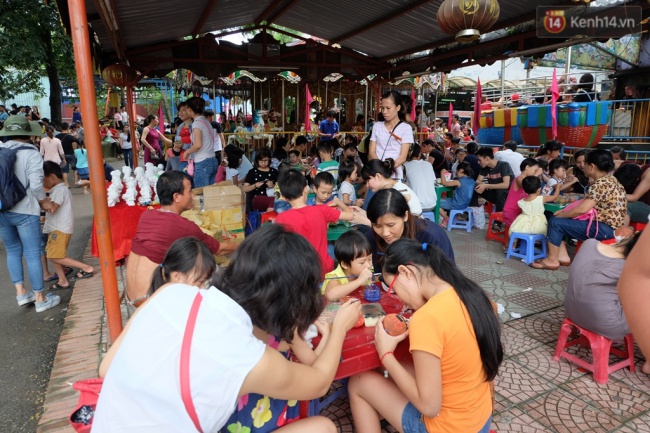 Hà Nội: Hàng ngàn người xếp hàng vào lăng viếng Bác, các điểm vui chơi chật kín người ngày 2/9 - Ảnh 9.