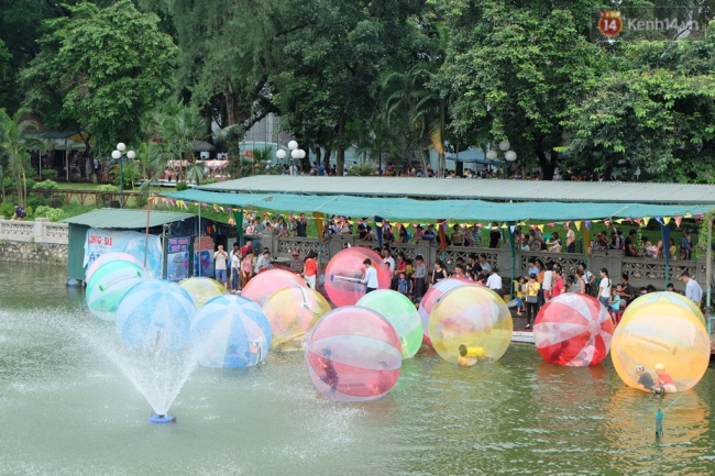 Hà Nội: Hàng ngàn người xếp hàng vào lăng viếng Bác, các điểm vui chơi chật kín người ngày 2/9 - Ảnh 10.