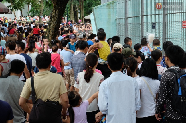 Hà Nội: Hàng ngàn người xếp hàng vào lăng viếng Bác, các điểm vui chơi chật kín người ngày 2/9 - Ảnh 11.