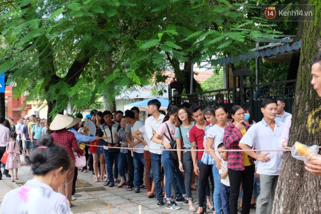 Hà Nội: Hàng ngàn người xếp hàng vào lăng viếng Bác, các điểm vui chơi chật kín người ngày 2/9 - Ảnh 1.