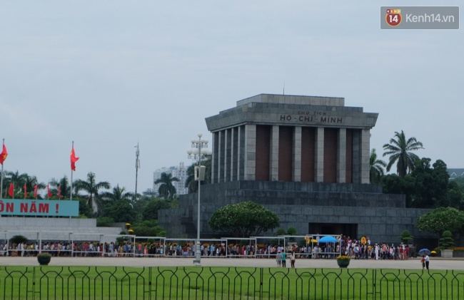 Hà Nội: Hàng ngàn người xếp hàng vào lăng viếng Bác, các điểm vui chơi chật kín người ngày 2/9 - Ảnh 4.