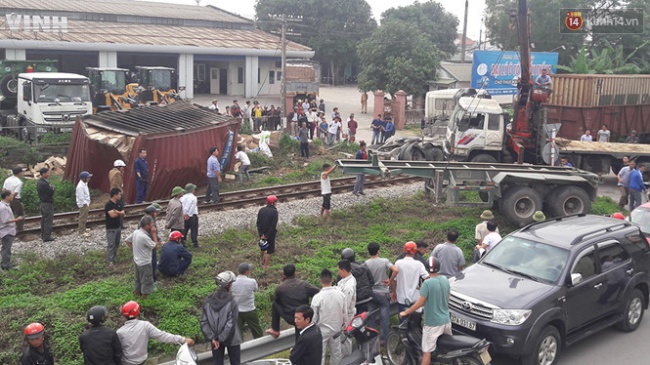 Xe container n&aacute;t b&eacute;t sau c&uacute; đ&acirc;m mạnh của t&agrave;u chở h&agrave;ng - Ảnh 1.