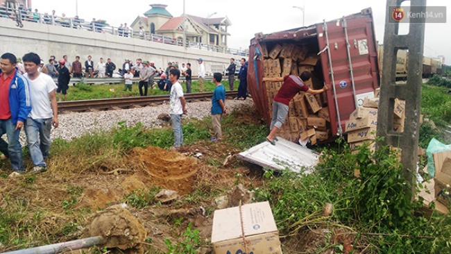 Xe container n&aacute;t b&eacute;t sau c&uacute; đ&acirc;m mạnh của t&agrave;u chở h&agrave;ng - Ảnh 2.