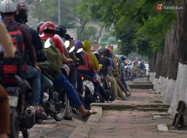 Hà Nội: 2 tiếng không đi nổi 5km, ùn tắc kinh hoàng trên đường vành đai 3 - Ảnh 16.