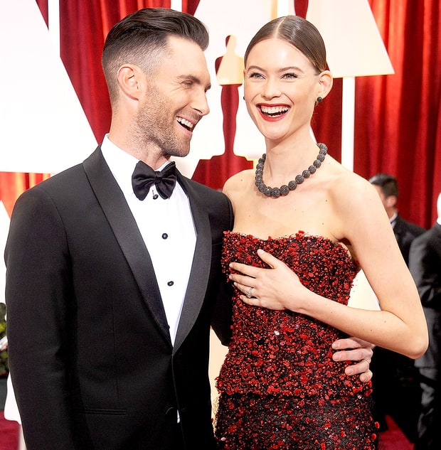 Một mỹ nhân tương lai vừa chào đời: Vợ Adam Levine đã sinh con gái! - Ảnh 1.