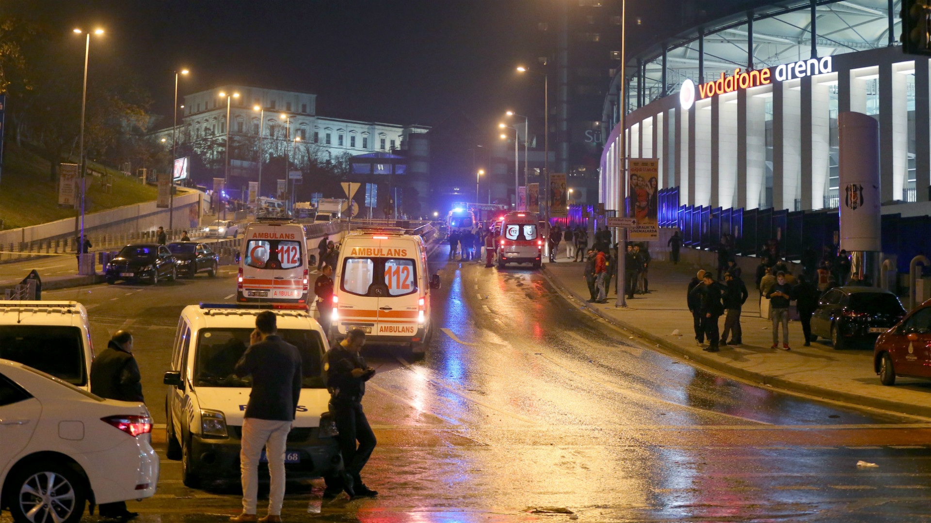 Khoảnh khắc tiếng bom nổ khiến phóng viên bỏ chạy ngay trên sóng truyền ...