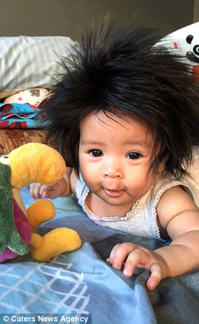 C&oacute; lẽ n&agrave;o b&eacute; g&aacute;i cute sở hữu m&aacute;i t&oacute;c điện giật ch&iacute;nh l&agrave; truyền nh&acirc;n của Songoku - Ảnh 4.