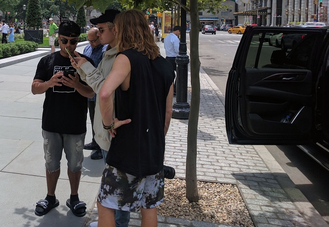 Đến cả Justin Bieber cũng chơi Pokémon GO - Ảnh 1.