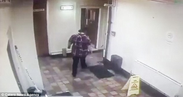 Mải qu&eacute;t dọn, người phụ nữ kh&ocirc;ng biết chiếc biển b&aacute;o đang tự di chuyển sau lưng m&igrave;nh - Ảnh 3.