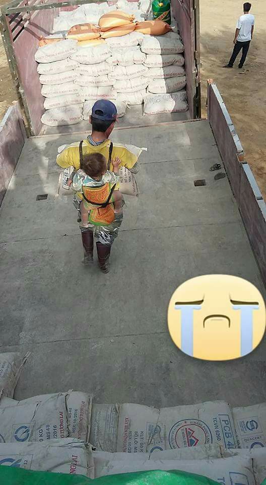 H&igrave;nh ảnh cha địu con tr&ecirc;n lưng đi bốc v&aacute;c khiến nhiều người kh&ocirc;ng khỏi chạnh l&ograve;ng - Ảnh 3.