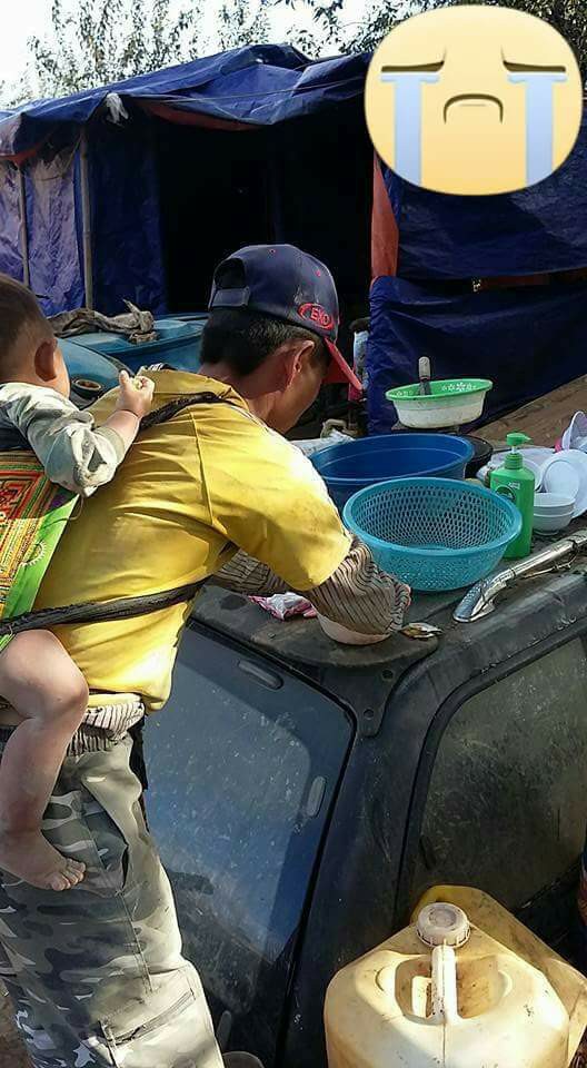 H&igrave;nh ảnh cha địu con tr&ecirc;n lưng đi bốc v&aacute;c khiến nhiều người kh&ocirc;ng khỏi chạnh l&ograve;ng - Ảnh 5.