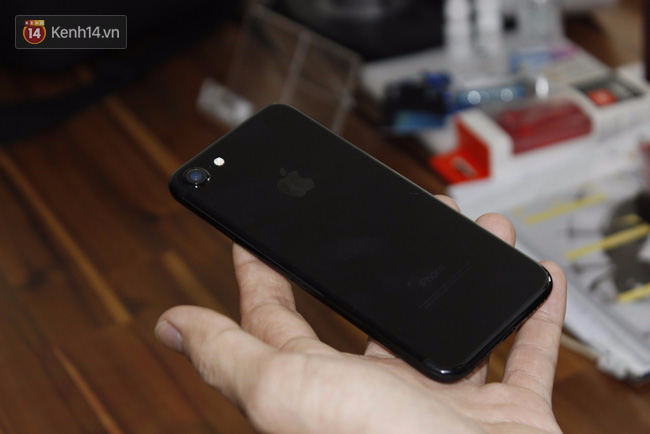 Đã có iPhone 7 đen bóng đầu tiên tại Việt Nam: Đẹp bóng bẩy! - Ảnh 3.