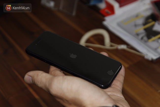 Đã có iPhone 7 đen bóng đầu tiên tại Việt Nam: Đẹp bóng bẩy! - Ảnh 4.