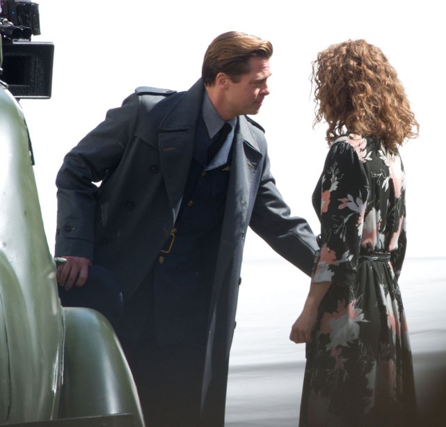 Brad Pitt bị nghi phản bội Angelina Jolie khi lộ ảnh hôn bạn diễn - Ảnh 3.