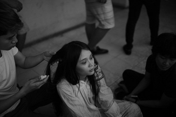 Hari Won cười thả ga, đu tr&ecirc;n người Trấn Th&agrave;nh trong Bệnh Viện Ma - Ảnh 7.