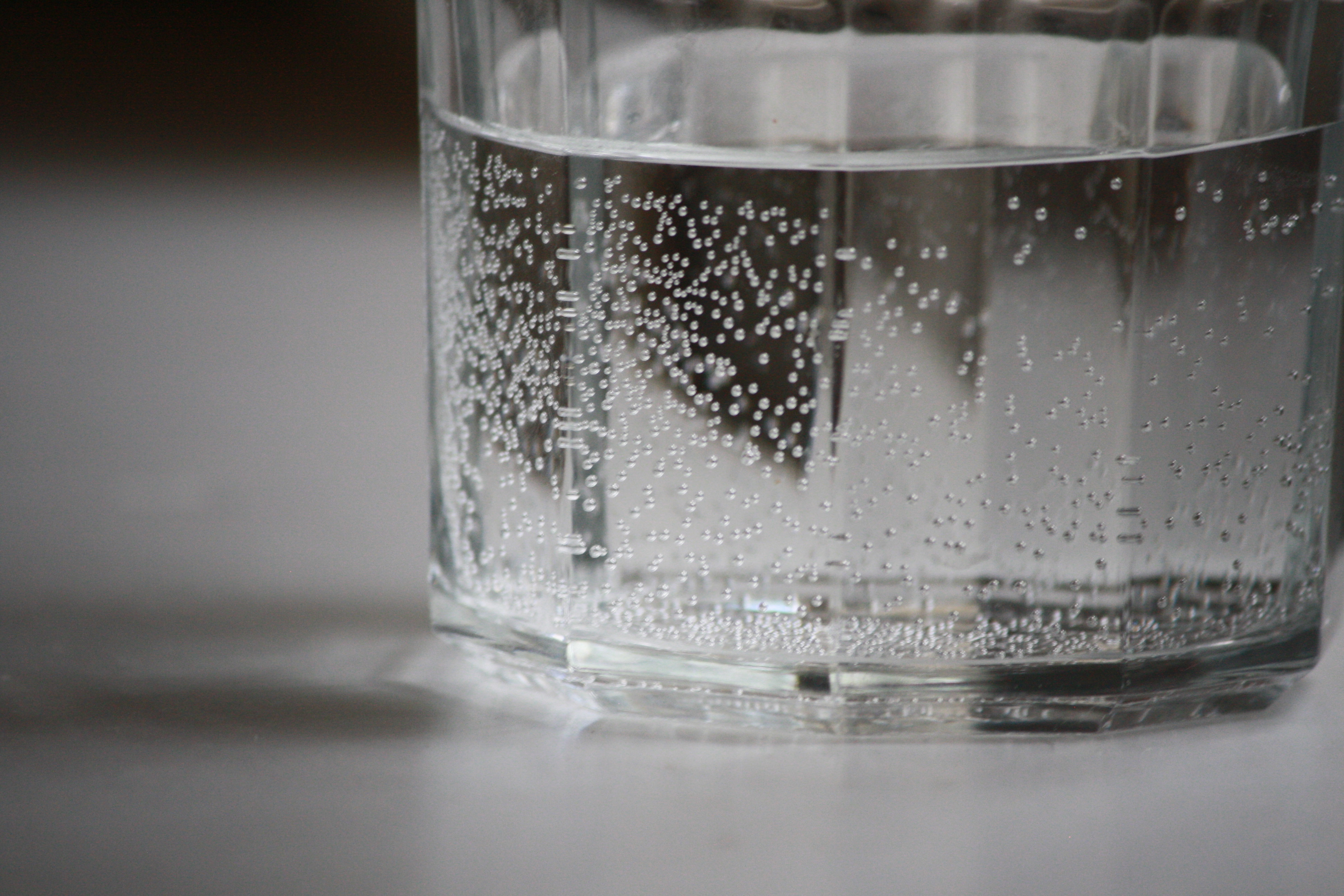 Почему стакан прозрачный. Стакан воды. Вода с пузырьками в стакане. Пузырьки газировки. Пузырьки в стакане.