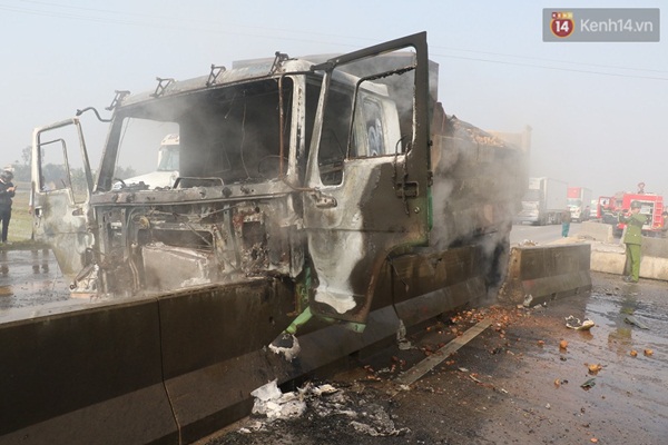 Thanh Hóa: Xe tải mất lái leo lên dải phân cách, bốc cháy dữ dội - Ảnh 1.