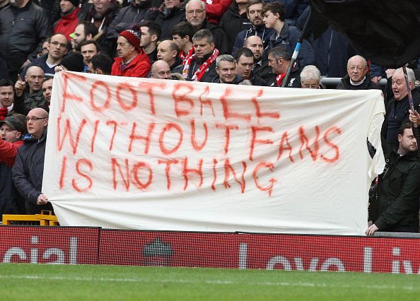 Liverpool tăng gi&aacute; v&eacute;, fan bỏ dở trận đấu giữa chừng đi biểu t&igrave;nh - Ảnh 4.