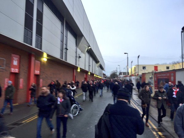 Liverpool tăng giá vé, fan bỏ dở trận đấu giữa chừng đi biểu tình - Ảnh 8.