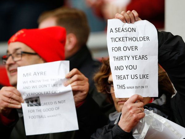 Liverpool tăng gi&aacute; v&eacute;, fan bỏ dở trận đấu giữa chừng đi biểu t&igrave;nh - Ảnh 3.