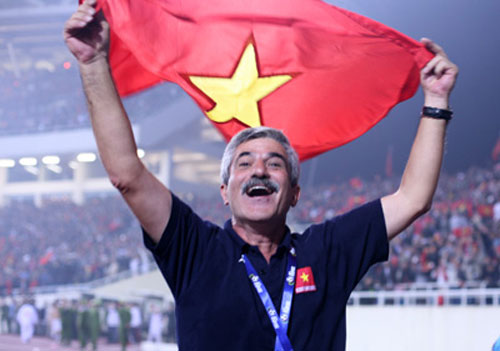 HLV Calisto bất ngờ trở lại Việt Nam giải cứu đội bóng cũ - Ảnh 1.