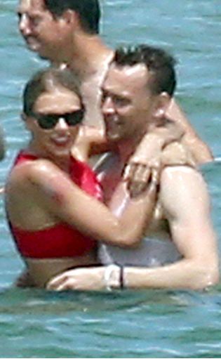 Taylor Swift v&agrave; Tom Hiddleston &ocirc;m nhau tắm biển mặc nghi vấn diễn kịch - Ảnh 1.