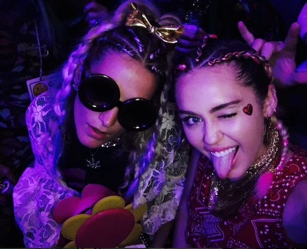 Miley Cyrus lộ rõ vòng eo ngấn mỡ vì béo sau khi tái hợp Liam - Ảnh 6.