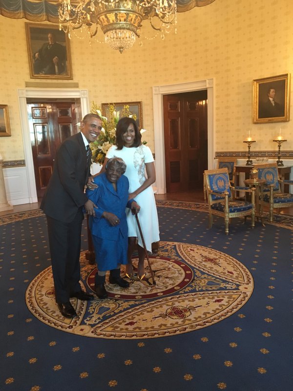 Phản ứng khó tin của cụ bà 106 tuổi khi được gặp vợ chồng Tổng thống Obama - Ảnh 4.
