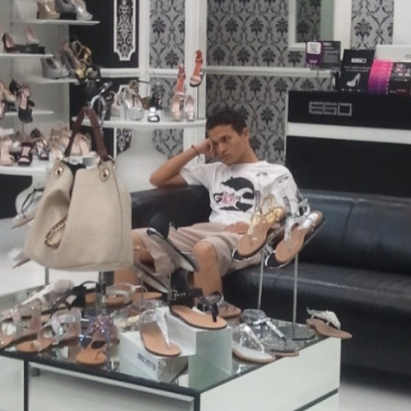 19 gi&acirc;y ph&uacute;t tuyệt vọng của những kẻ khốn khổ hộ tống vợ đi shopping - Ảnh 13.