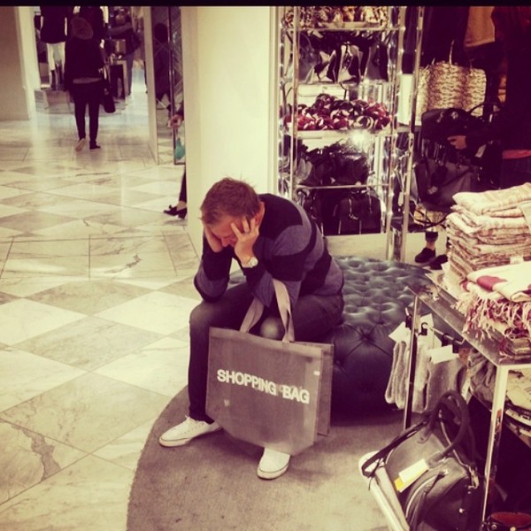 19 gi&acirc;y ph&uacute;t tuyệt vọng của những kẻ khốn khổ hộ tống vợ đi shopping - Ảnh 17.