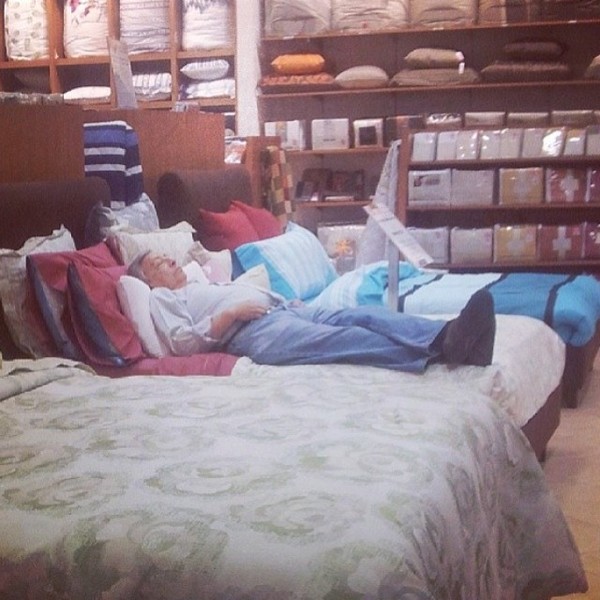 19 gi&acirc;y ph&uacute;t tuyệt vọng của những kẻ khốn khổ hộ tống vợ đi shopping - Ảnh 18.