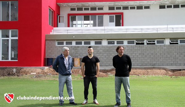 Aguero tặng đội b&oacute;ng thủa h&agrave;n vi m&oacute;n qu&agrave; kh&ocirc;ng tưởng - Ảnh 1.
