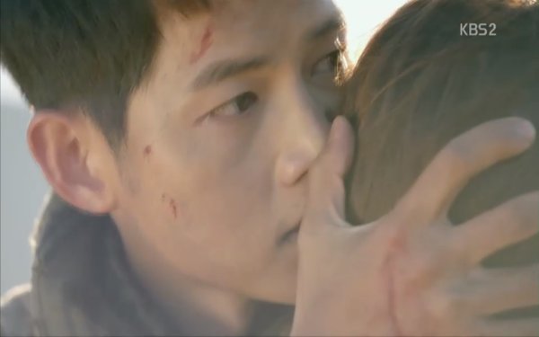 “Hậu Duệ Mặt Trời”: Khán giả thót tim khi Song Joong Ki tử trận ở phút thứ 89! - Ảnh 17.