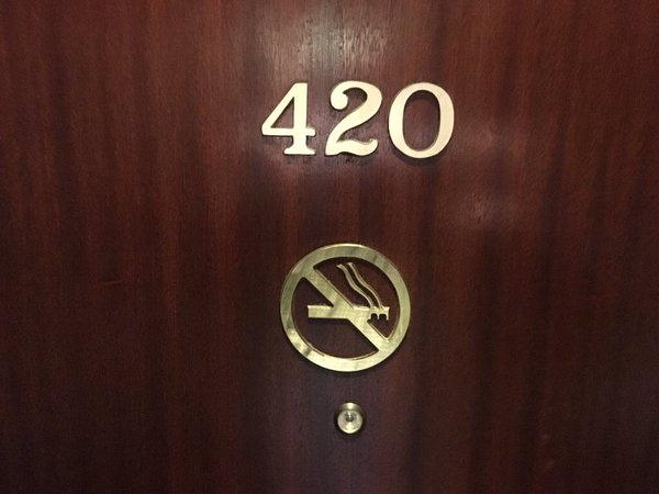 L&yacute; do v&igrave; sao nhiều kh&aacute;ch sạn tr&ecirc;n thế giới thường kh&ocirc;ng c&oacute; số ph&ograve;ng 420 - Ảnh 4.