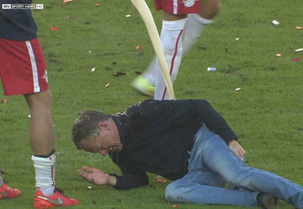 HLV RB Leipzig r&aacute;ch cơ đ&ugrave;i v&igrave; chạy trốn m&agrave;n dội bia của học tr&ograve;  - Ảnh 6.