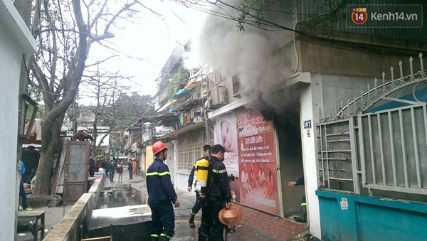 H&agrave; Nội: Ch&aacute;y nh&agrave; tập thể ở Giảng V&otilde;, 1 chiến sĩ cảnh s&aacute;t chữa ch&aacute;y bị ngạt kh&oacute;i - Ảnh 1.