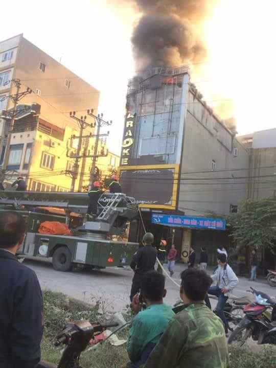 Cháy lớn tại quán karaoke 6 tầng ở Bắc Ninh, nhiều nhân viên và khách bỏ chạy tán loạn - Ảnh 1.