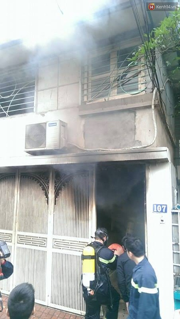 H&agrave; Nội: Ch&aacute;y nh&agrave; tập thể ở Giảng V&otilde;, 1 chiến sĩ cảnh s&aacute;t chữa ch&aacute;y bị ngạt kh&oacute;i - Ảnh 2.